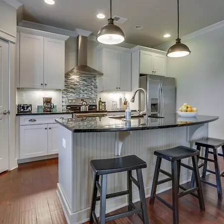 Spacious 4 King Belmont 2 Living Walk To Belmont & Vanderbilt Large Dining Table Smart Tvs Parking 24 Hr Hospitality Near Music Row & The Gulch 2 Miles To Broadway Holiday home Nashville