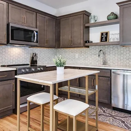 Charming East Nash Retreat, Walk To Dining Faves, Cozy Den, Workspace And Smart Tvs, Plush Velvet Sofa, Full Kitchen & Garage, Near Mas Tacos & Five Points, 10 Min To Broadway, 24 Hr Hospitality Holiday home *