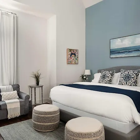 Holiday home Rooftop, Karaoke & Game Garage In East - 10 Min To Nissan Stadium, Garage, Ping Pong, Karaoke, Axe Throwing, Shuffleboard, 10 Mins To Broadway, 5 Mins To Five Points, Perfect For Bachelors Or Bachelorettes, 24 Hr Hospitality Nashville