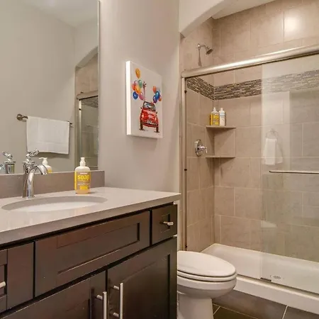 Modern 3 King Belmont Retreat With 2 Living Walk To Belmont & Vanderbilt Near Music Row The Gulch & 12th South 2 Miles To Broadway Large Dining Table Smart Tvs Parking 24 Hr Hospitality Holiday home Nashville