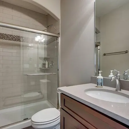 Holiday home Spacious 4 King Belmont 2 Living Walk To Belmont & Vanderbilt Large Dining Table Smart Tvs Parking 24 Hr Hospitality Near Music Row & The Gulch 2 Miles To Broadway