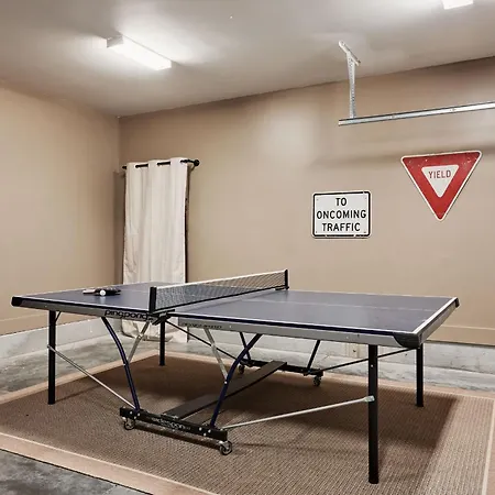 Rooftop, Karaoke & Game Garage In East - 10 Min To Nissan Stadium, Garage, Ping Pong, Karaoke, Axe Throwing, Shuffleboard, 10 Mins To Broadway, 5 Mins To Five Points, Perfect For Bachelors Or Bachelorettes, 24 Hr Hospitality * Nashville