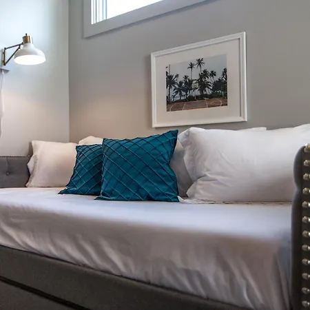 Modern East Gem, Walk To Local Favorites, Cozy Den, Workspace & Smart Tvs, Fully Equipped Kitchen, Garage & Fast Wifi, Near Mas Tacos, Rosepepper & Five Points, 10 Min To Broadway & Nissan Stadium, 24 Hr Hospitality Holiday home *