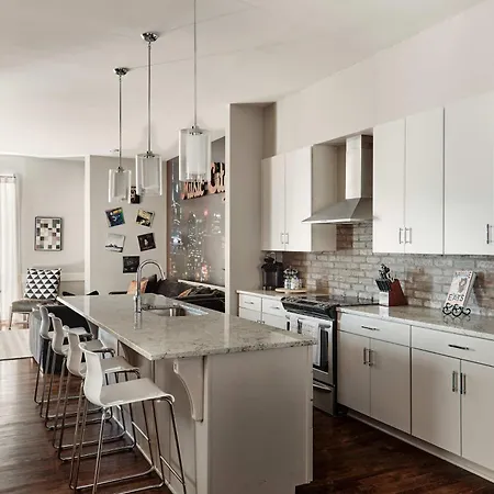 Rooftop, Karaoke & Game Garage In East - 10 Min To Nissan Stadium, Garage, Ping Pong, Karaoke, Axe Throwing, Shuffleboard, 10 Mins To Broadway, 5 Mins To Five Points, Perfect For Bachelors Or Bachelorettes, 24 Hr Hospitality Nashville