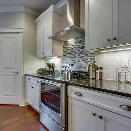 Spacious 4 King Belmont 2 Living Walk To Belmont & Vanderbilt Large Dining Table Smart Tvs Parking 24 Hr Hospitality Near Music Row & The Gulch 2 Miles To Broadway Holiday home *