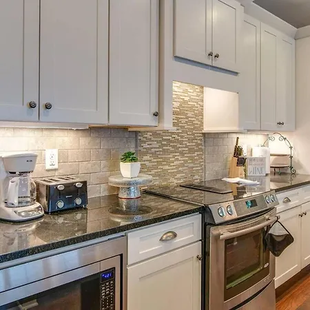 Modern 3 King Belmont Retreat With 2 Living Walk To Belmont & Vanderbilt Near Music Row The Gulch & 12th South 2 Miles To Broadway Large Dining Table Smart Tvs Parking 24 Hr Hospitality