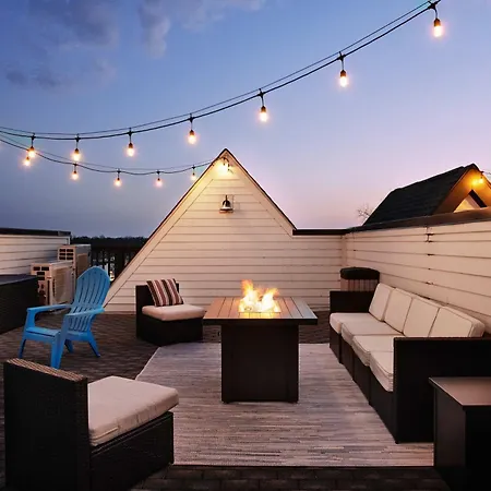 Holiday home Rooftop, Karaoke & Game Garage In East - 10 Min To Nissan Stadium, Garage, Ping Pong, Karaoke, Axe Throwing, Shuffleboard, 10 Mins To Broadway, 5 Mins To Five Points, Perfect For Bachelors Or Bachelorettes, 24 Hr Hospitality