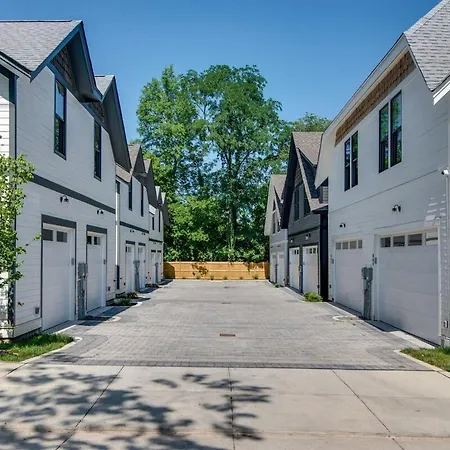 Holiday home Charming East Nash Retreat, Walk To Dining Faves, Cozy Den, Workspace And Smart Tvs, Plush Velvet Sofa, Full Kitchen & Garage, Near Mas Tacos & Five Points, 10 Min To Broadway, 24 Hr Hospitality *