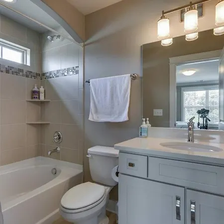 Holiday home Spacious 4 King Belmont 2 Living Walk To Belmont & Vanderbilt Large Dining Table Smart Tvs Parking 24 Hr Hospitality Near Music Row & The Gulch 2 Miles To Broadway Nashville