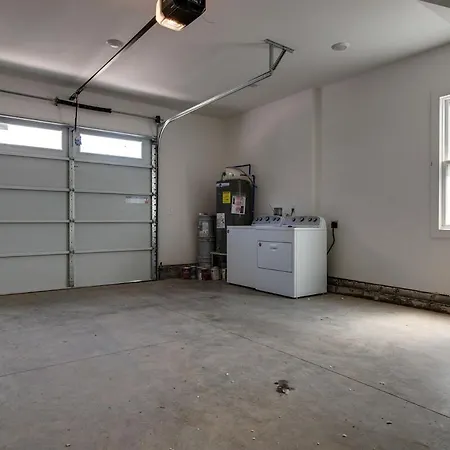 Charming East Nash Retreat, Walk To Dining Faves, Cozy Den, Workspace And Smart Tvs, Plush Velvet Sofa, Full Kitchen & Garage, Near Mas Tacos & Five Points, 10 Min To Broadway, 24 Hr Hospitality * Nashville