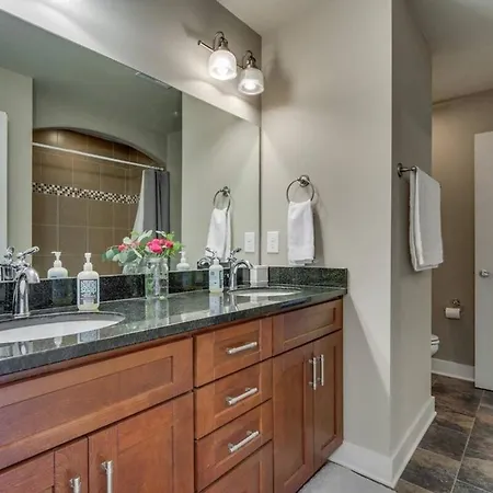 Spacious 4 King Belmont 2 Living Walk To Belmont & Vanderbilt Large Dining Table Smart Tvs Parking 24 Hr Hospitality Near Music Row & The Gulch 2 Miles To Broadway