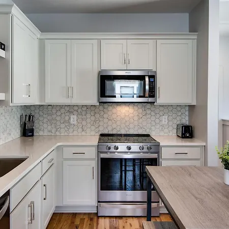 Holiday home Modern East Gem, Walk To Local Favorites, Cozy Den, Workspace & Smart Tvs, Fully Equipped Kitchen, Garage & Fast Wifi, Near Mas Tacos, Rosepepper & Five Points, 10 Min To Broadway & Nissan Stadium, 24 Hr Hospitality *