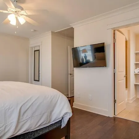 Modern 3 King Belmont Retreat With 2 Living Walk To Belmont & Vanderbilt Near Music Row The Gulch & 12th South 2 Miles To Broadway Large Dining Table Smart Tvs Parking 24 Hr Hospitality Holiday home *