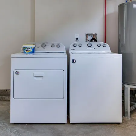 Modern East Gem, Walk To Local Favorites, Cozy Den, Workspace & Smart Tvs, Fully Equipped Kitchen, Garage & Fast Wifi, Near Mas Tacos, Rosepepper & Five Points, 10 Min To Broadway & Nissan Stadium, 24 Hr Hospitality