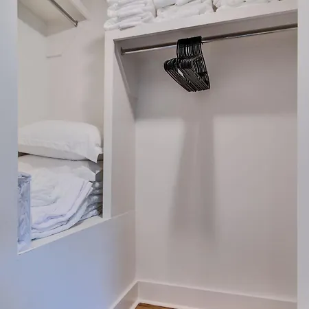 Holiday home Charming East Nash Retreat, Walk To Dining Faves, Cozy Den, Workspace And Smart Tvs, Plush Velvet Sofa, Full Kitchen & Garage, Near Mas Tacos & Five Points, 10 Min To Broadway, 24 Hr Hospitality