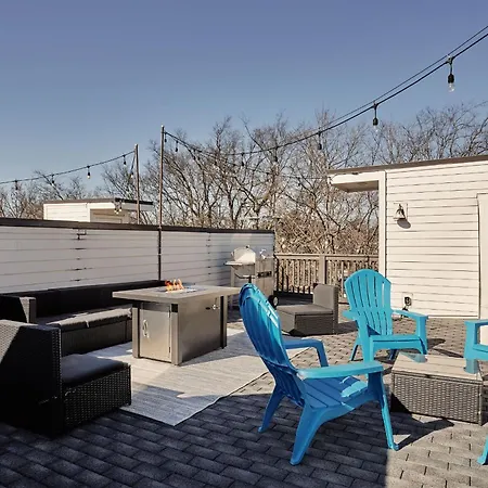 Rooftop, Karaoke & Game Garage In East - 10 Min To Nissan Stadium, Garage, Ping Pong, Karaoke, Axe Throwing, Shuffleboard, 10 Mins To Broadway, 5 Mins To Five Points, Perfect For Bachelors Or Bachelorettes, 24 Hr Hospitality *