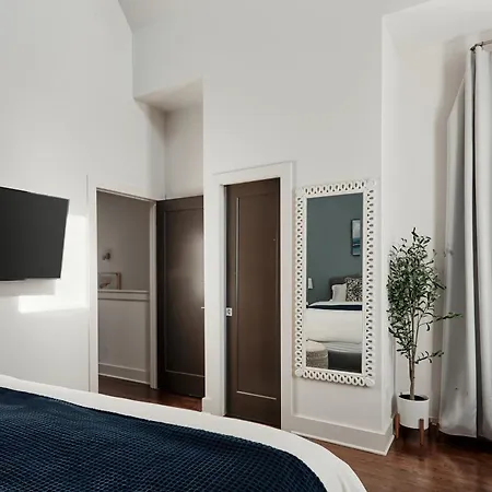 Rooftop, Karaoke & Game Garage In East - 10 Min To Nissan Stadium, Garage, Ping Pong, Karaoke, Axe Throwing, Shuffleboard, 10 Mins To Broadway, 5 Mins To Five Points, Perfect For Bachelors Or Bachelorettes, 24 Hr Hospitality Nashville