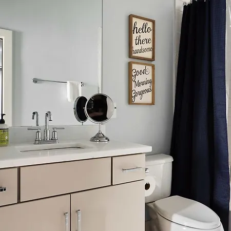 Holiday home Rooftop, Karaoke & Game Garage In East - 10 Min To Nissan Stadium, Garage, Ping Pong, Karaoke, Axe Throwing, Shuffleboard, 10 Mins To Broadway, 5 Mins To Five Points, Perfect For Bachelors Or Bachelorettes, 24 Hr Hospitality Nashville