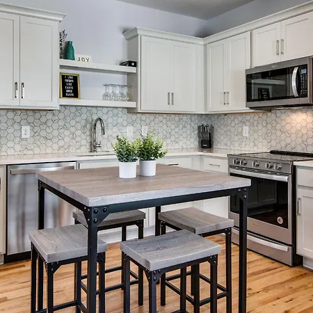 Modern East Gem, Walk To Local Favorites, Cozy Den, Workspace & Smart Tvs, Fully Equipped Kitchen, Garage & Fast Wifi, Near Mas Tacos, Rosepepper & Five Points, 10 Min To Broadway & Nissan Stadium, 24 Hr Hospitality *