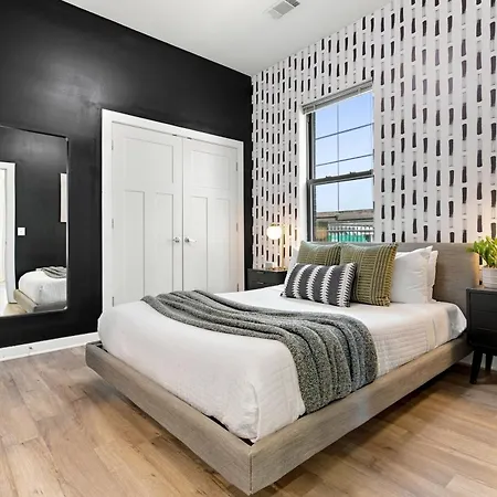 Holiday home Walk To Vanderbilt And Belmont - Shuffle Board And Free Parking *
