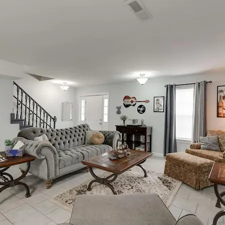Beautiful 3 Bedroom- Free Parking 2m To Broadway Apartment