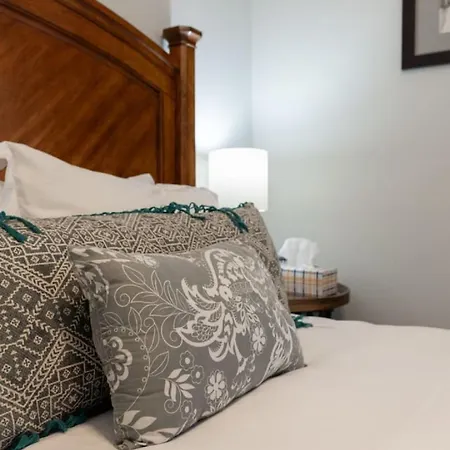 Beautiful 3 Bedroom- Free Parking 2m To Broadway Apartment *