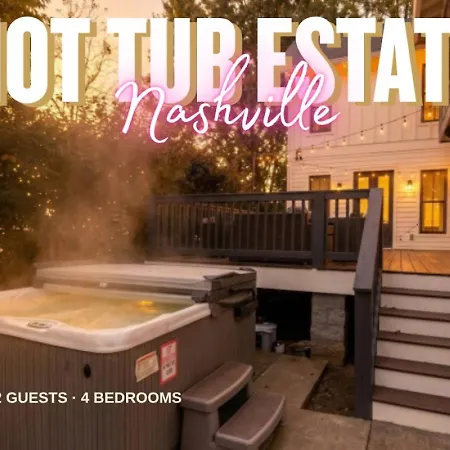 Holiday home Large Grand East Nash 4br Hot Tub