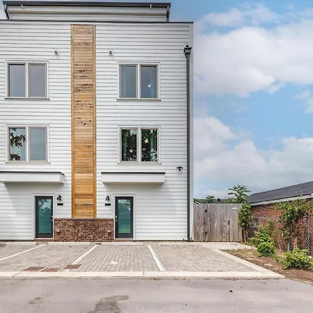 Holiday home 4br/5ba Rooftop Bar | Sleeps 12 | 1 Mi To Nissan Nashville