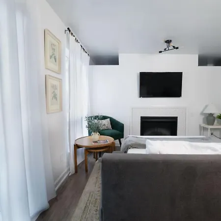 Riverfront Oasis Pool King Bed Walk To Broadway Holiday home *