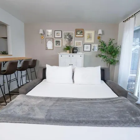 Riverfront Oasis Pool King Bed Walk To Broadway Holiday home