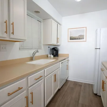 Holiday home Riverfront Oasis Pool King Bed Walk To Broadway *