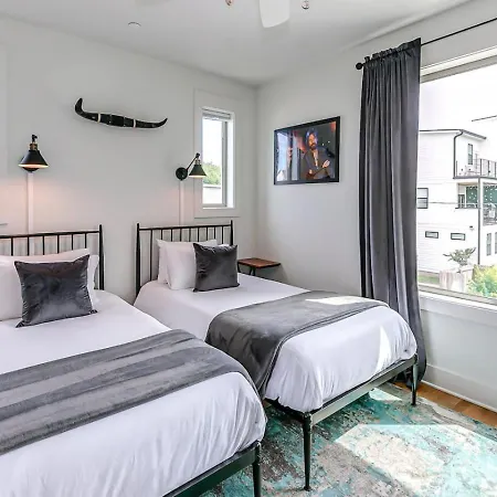 Holiday home 4br/5ba Rooftop Bar | Sleeps 12 | 1 Mi To Nissan Nashville