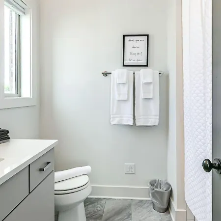Holiday home 4br/5ba Rooftop Bar | Sleeps 12 | 1 Mi To Nissan