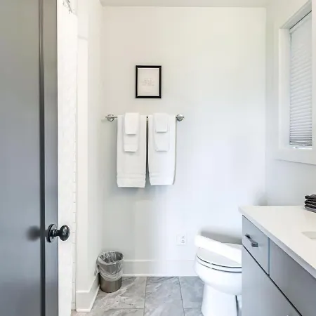 Holiday home 4br/5ba Rooftop Bar | Sleeps 12 | 1 Mi To Nissan *