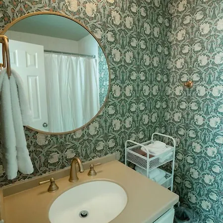 Riverfront Oasis Pool King Bed Walk To Broadway Holiday home