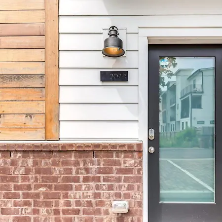 Holiday home 4br/5ba Rooftop Bar | Sleeps 12 | 1 Mi To Nissan *