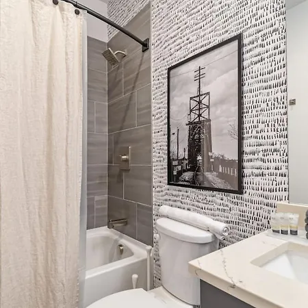 Holiday home Walk To Nightlife, Vanderbilt, Minutes To Broadway *