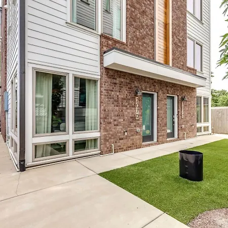 Holiday home 4br/5ba Rooftop Bar | Sleeps 12 | 1 Mi To Nissan Nashville