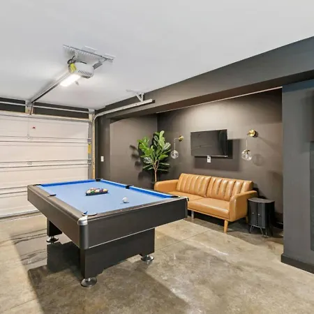 Skyline Vue 4 6 Baths Rooftop, Game Holiday home