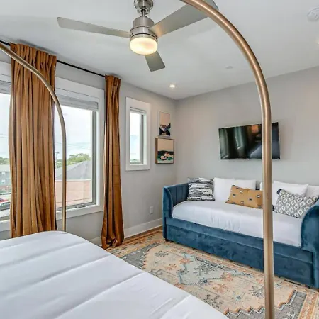 Skyline Vue 4 6 Baths Rooftop, Game *