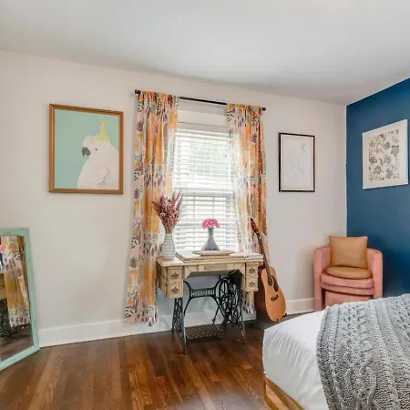Unique And Stylish East 3 Bedroom 2.5 Bath Holiday home *