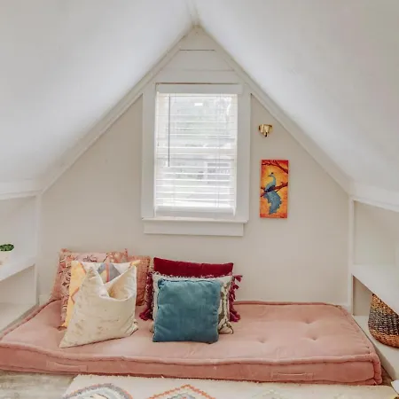 Unique And Stylish East 3 Bedroom 2.5 Bath Holiday home