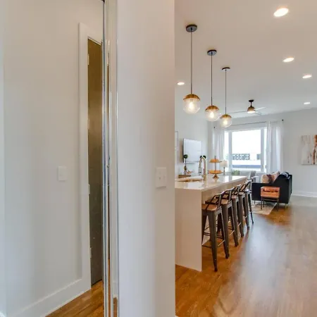 Beautiful West Rooftop Deck Holiday home *