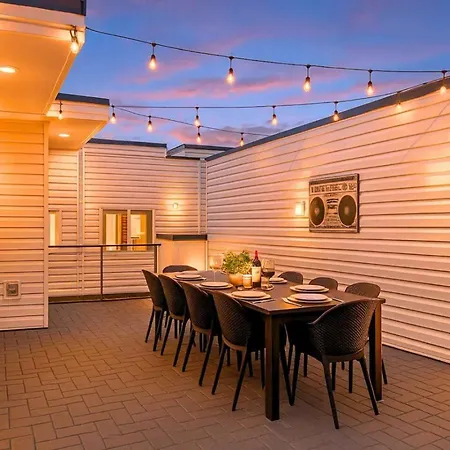 Beautiful West Rooftop Deck Holiday home *