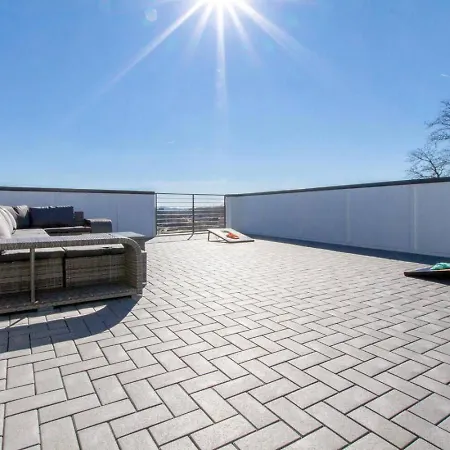 Beautiful West Rooftop Deck Holiday home *