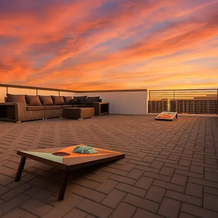 Beautiful West Rooftop Deck *
