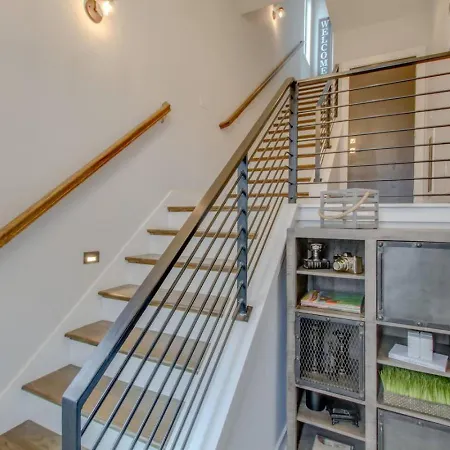 Beautiful West Rooftop Deck Holiday home *