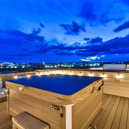 Double Rooftop Decks Hot Tub Karaoke *