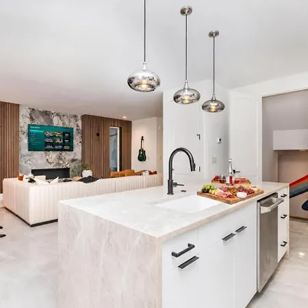 Elevator With Rooftop Hot Tub & Spacious Yard