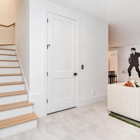 Holiday home Elevator With Rooftop Hot Tub & Spacious Yard